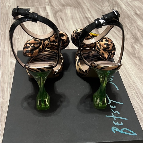 Betsey Johnson Leopard Print Slingback Heels with Green Heel size 7.5 - Picture 6 of 7